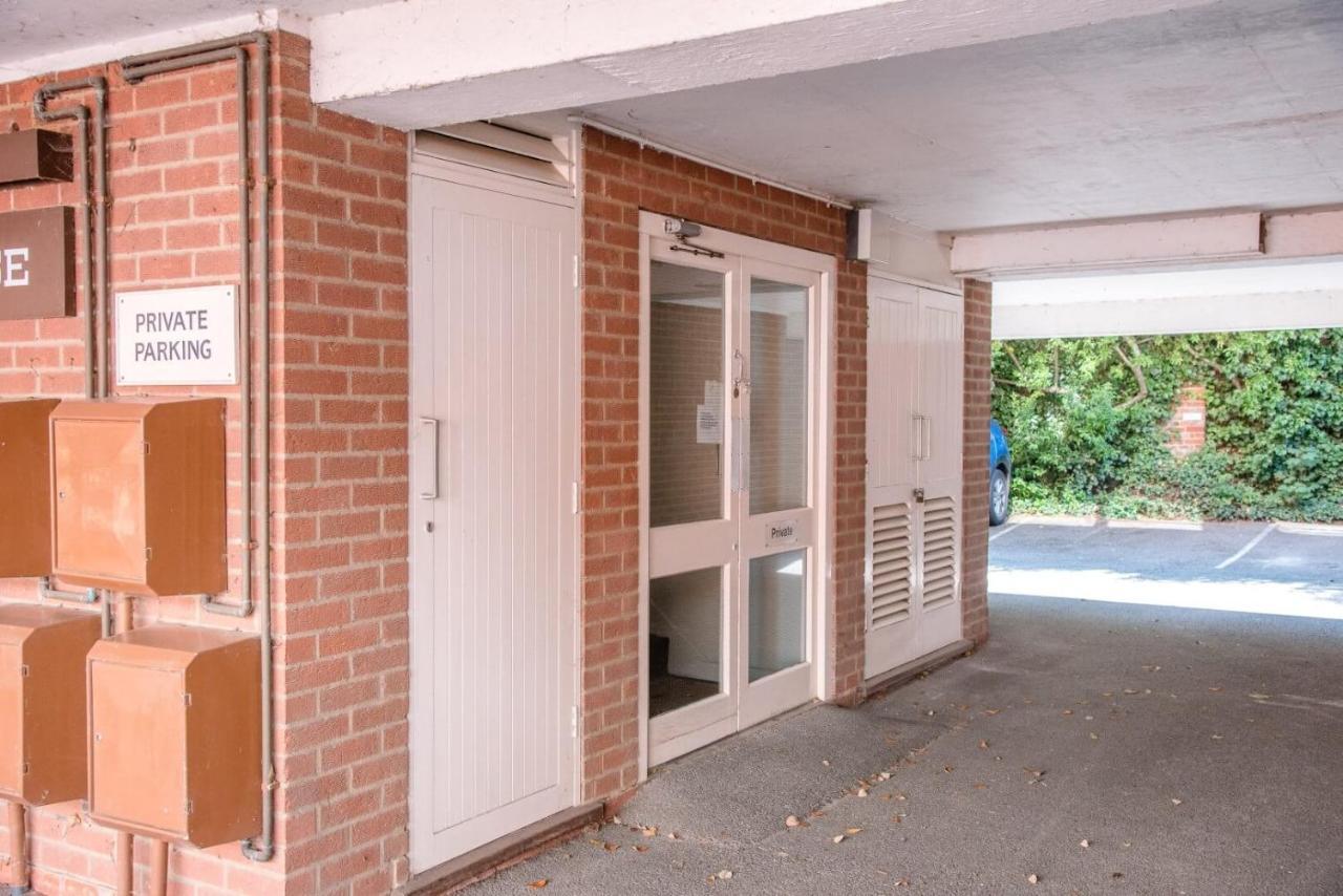 Sutton House, Woodbridge Apartment Exterior photo